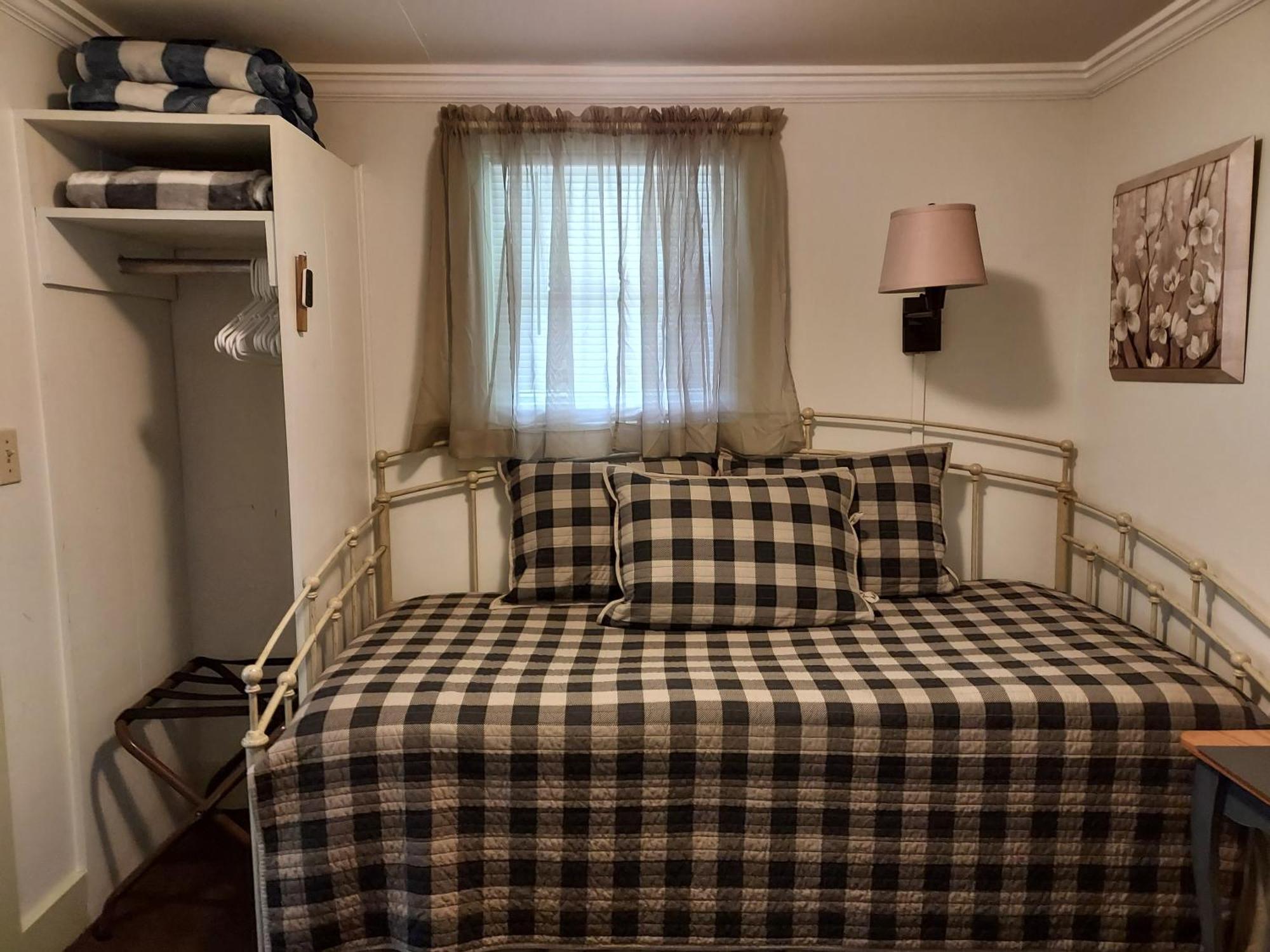 Serenity Motel Shaftsbury Экстерьер фото