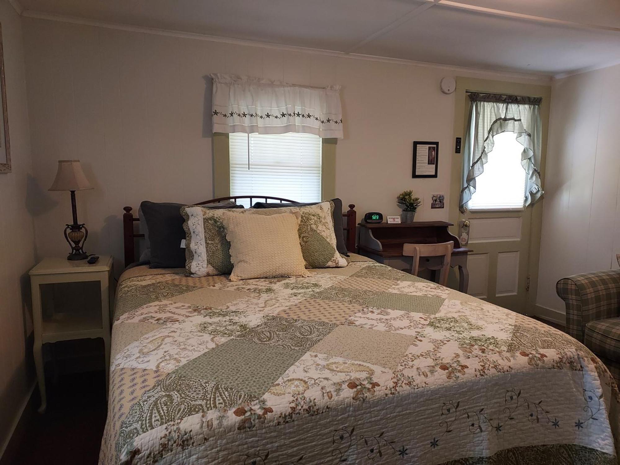 Serenity Motel Shaftsbury Экстерьер фото